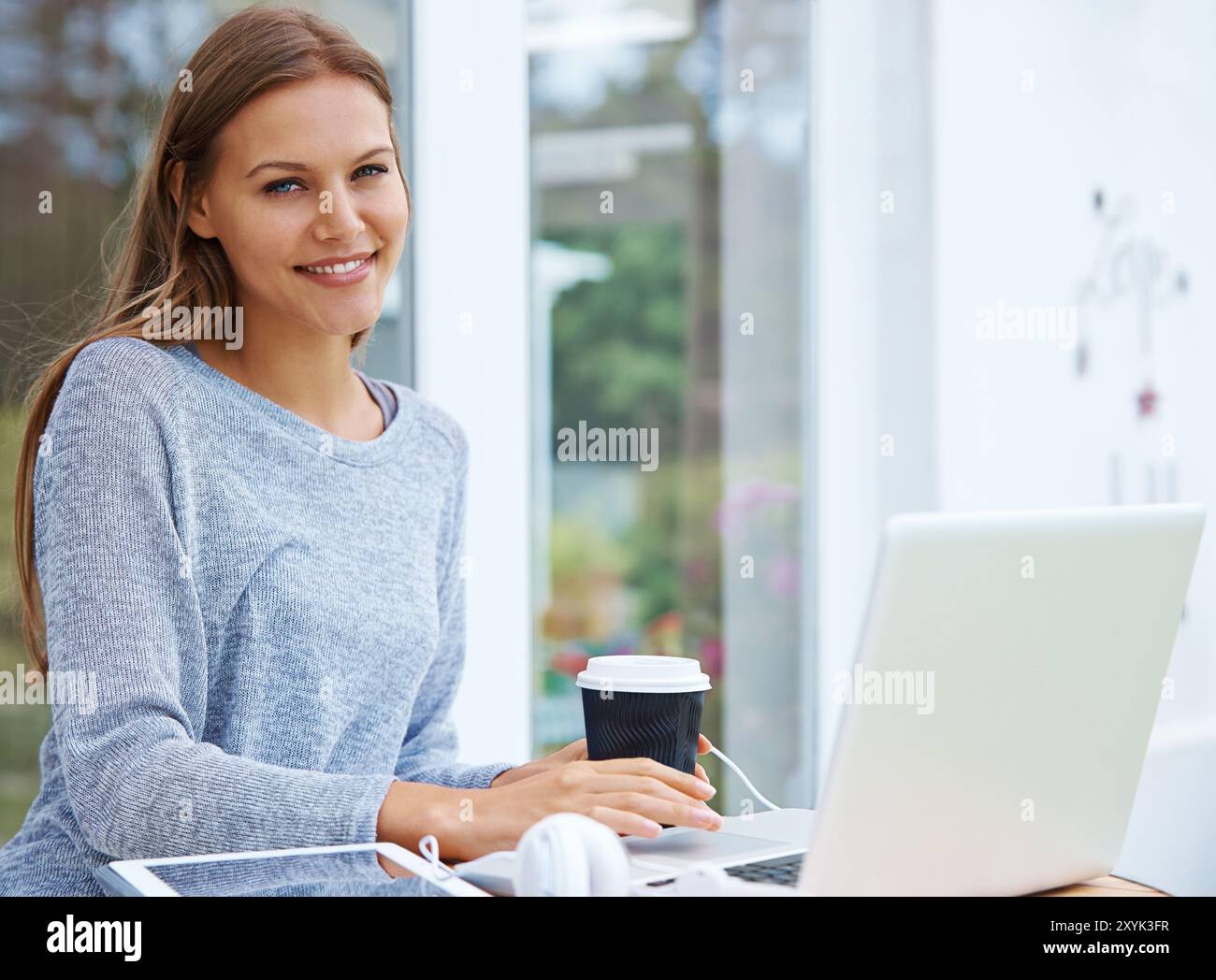 Créatif, femme et portrait avec ordinateur portable dans un café en plein air pour le travail à distance, la rédaction de discours médiatiques et de communiqué de presse. Publiciste, technologie et en ligne pour Banque D'Images