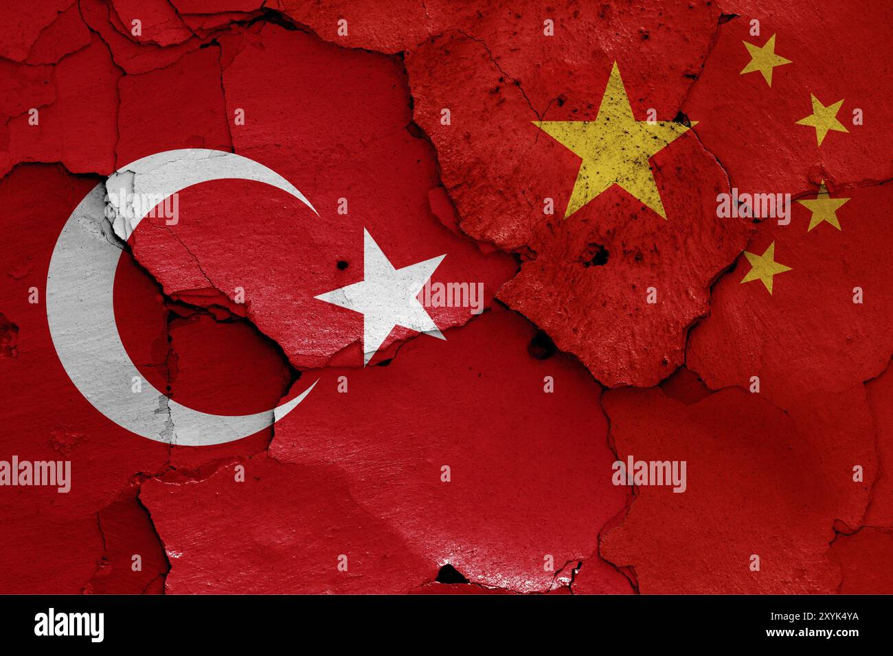 Drapeaux de Turquie et de Chine peints sur un mur fissuré Banque D'Images