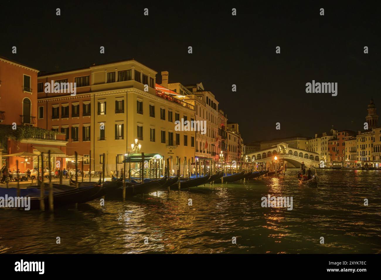 Photo de nuit du pont du Rialto depuis le vaporetto, Venise, ville métropolitaine de Venise, Italie, Europe Banque D'Images
