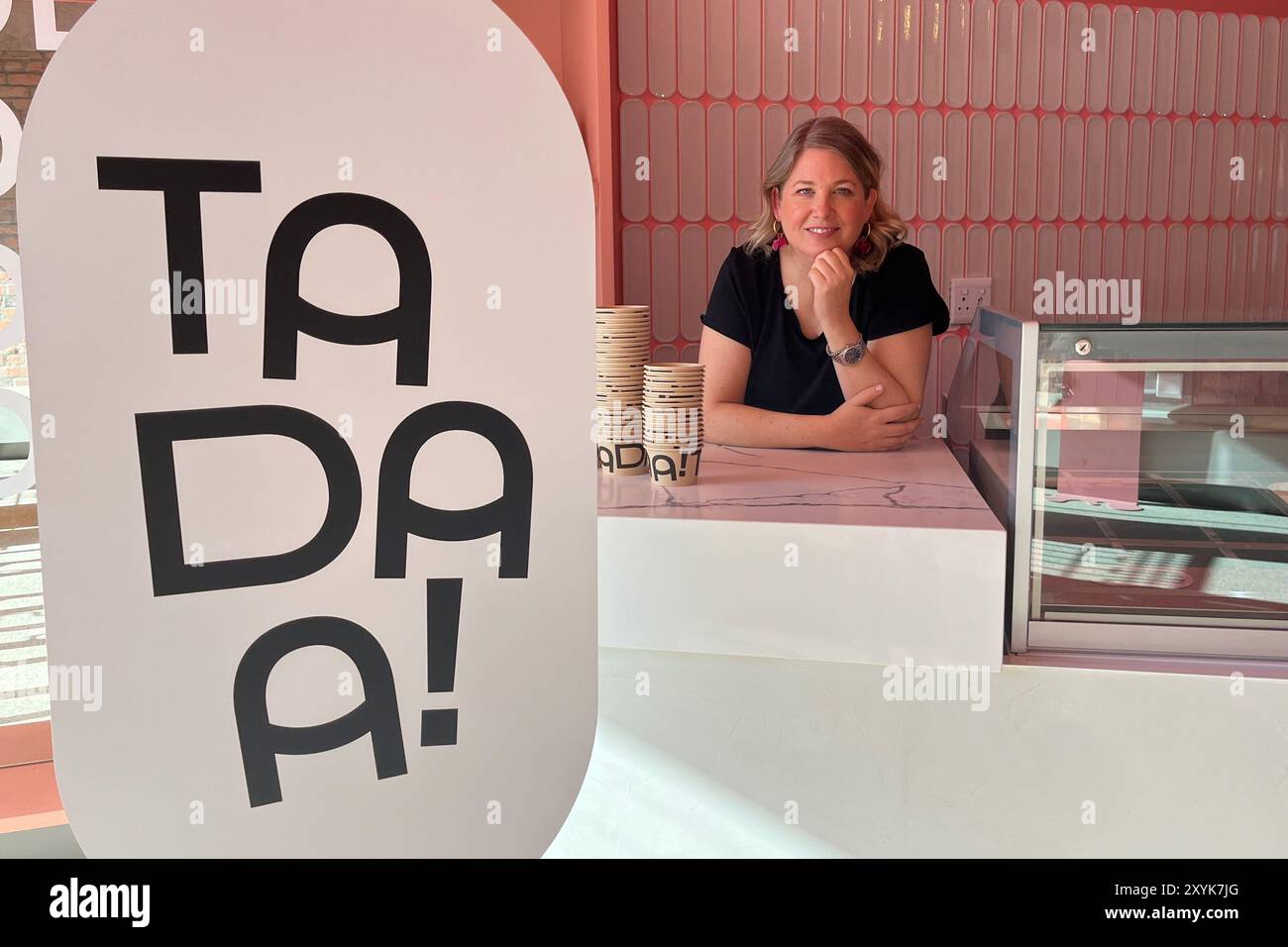 Kapstadt, Afrique du Sud. 20 août 2024. Lena Sönnichsen (45) de Hambourg a ouvert un glacier tendance appelé Tadaa! Dans la métropole touristique sud-africaine du Cap, où des dizaines de milliers d’Allemands partent en vacances chaque année. Crédit : Kristin Palitza/dpa/Alamy Live News Banque D'Images