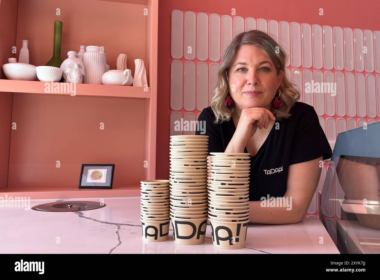 Kapstadt, Afrique du Sud. 20 août 2024. Lena Sönnichsen (45) de Hambourg a ouvert un glacier tendance appelé Tadaa! Dans la métropole touristique sud-africaine du Cap, où des dizaines de milliers d’Allemands partent en vacances chaque année. Crédit : Kristin Palitza/dpa/Alamy Live News Banque D'Images