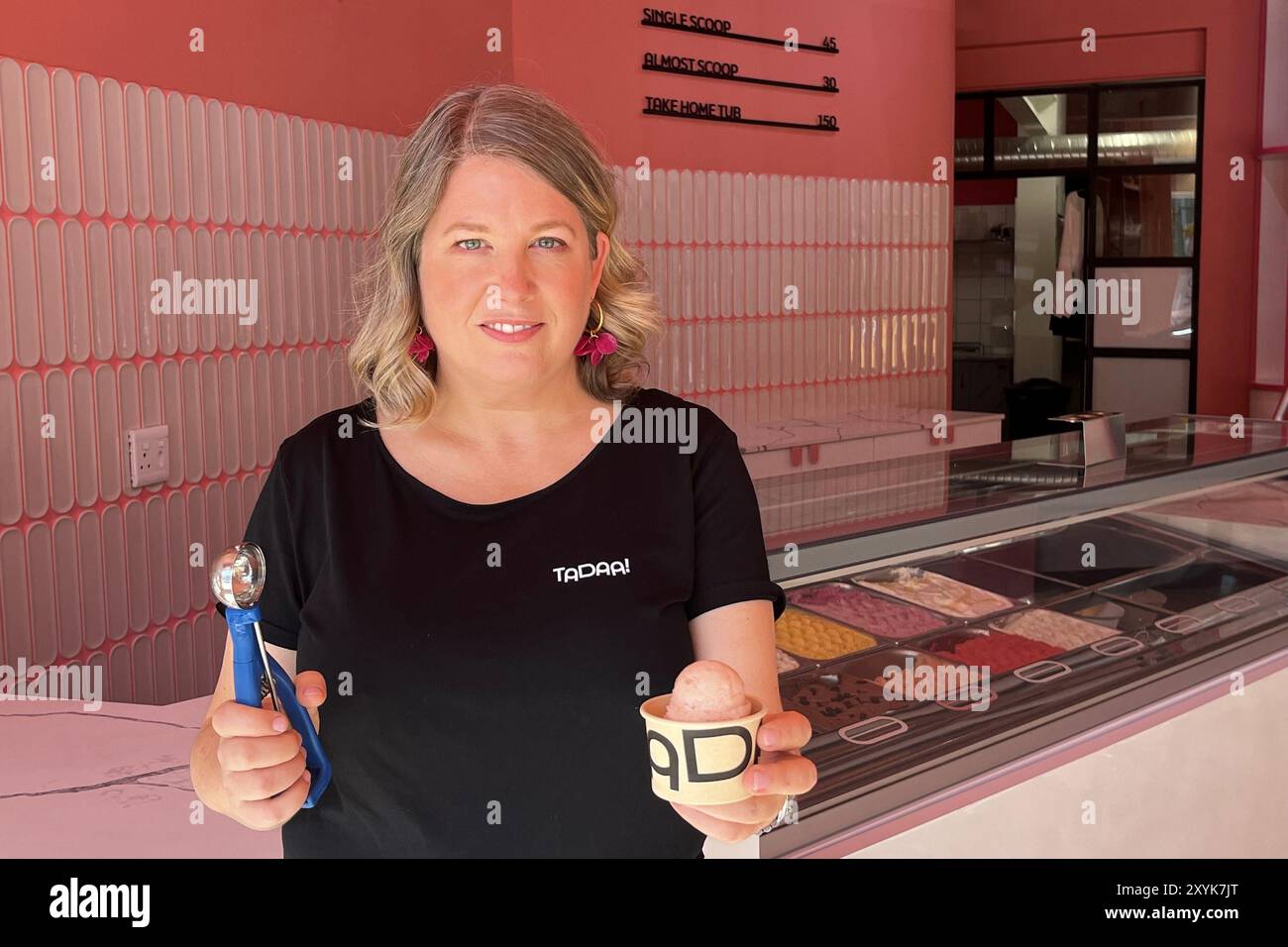 Kapstadt, Afrique du Sud. 20 août 2024. Lena Sönnichsen (45) de Hambourg a ouvert un glacier tendance appelé Tadaa! Dans la métropole touristique sud-africaine du Cap, où des dizaines de milliers d’Allemands partent en vacances chaque année. Crédit : Kristin Palitza/dpa/Alamy Live News Banque D'Images