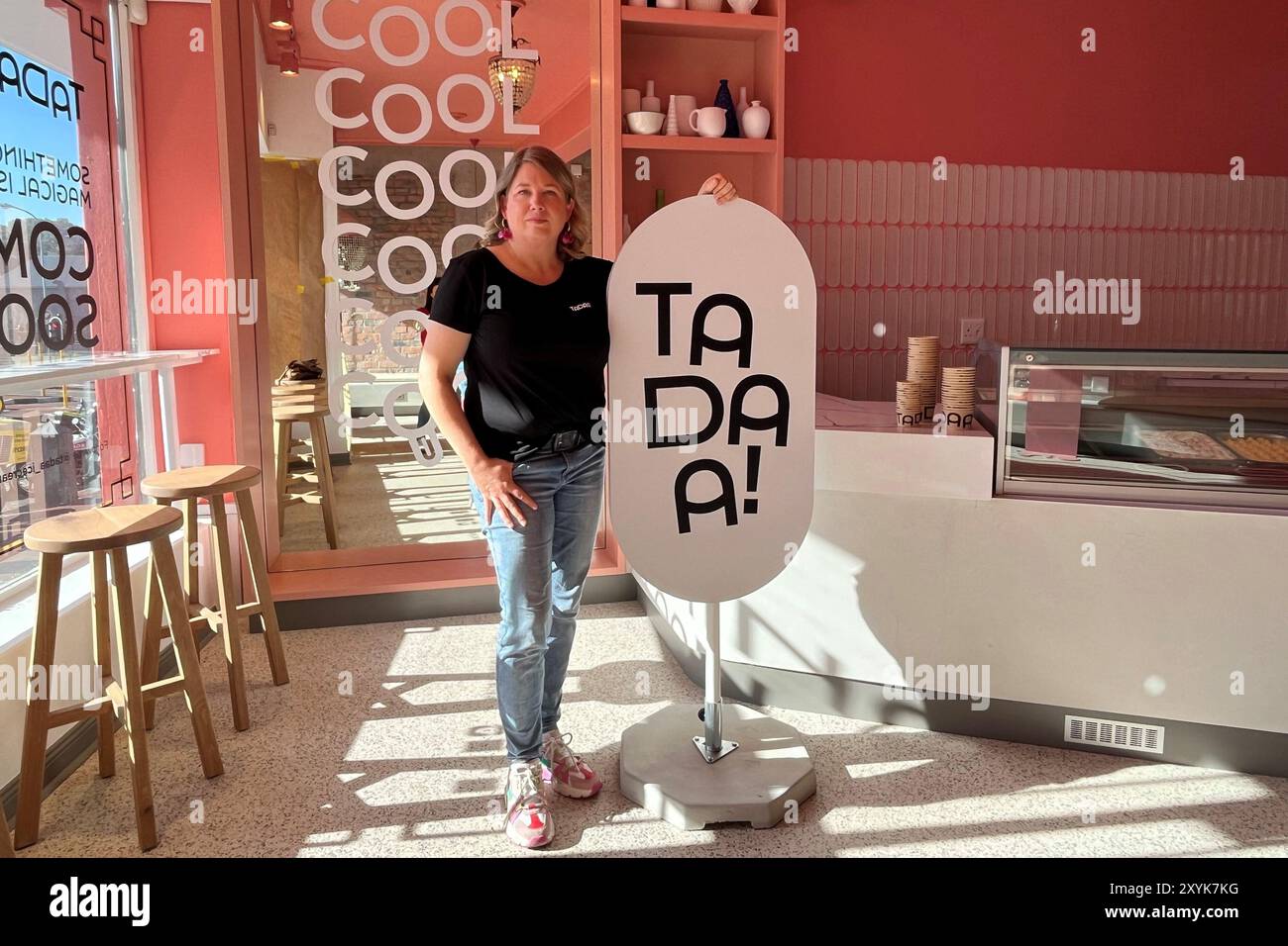 Kapstadt, Afrique du Sud. 20 août 2024. Lena Sönnichsen (45) de Hambourg a ouvert un glacier tendance appelé Tadaa! Dans la métropole touristique sud-africaine du Cap, où des dizaines de milliers d’Allemands partent en vacances chaque année. Crédit : Kristin Palitza/dpa/Alamy Live News Banque D'Images