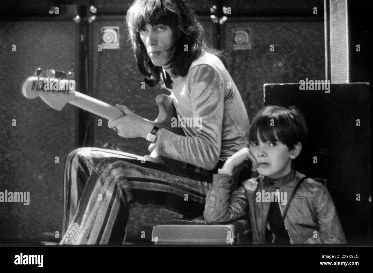 Bill Wyman et son fils lors d'une répétition des Rolling Stones à l'Institute of Contemporary Arts (ICA) de Londres. La répétition s'est arrêtée, Keith Richards s'était effondré sur scène. Ils devaient se produire plus tard dans la soirée au marque Club, 165 Oxford Street. Londres, Angleterre des années 1971 1970 Royaume-Uni HOMER SYKES Banque D'Images