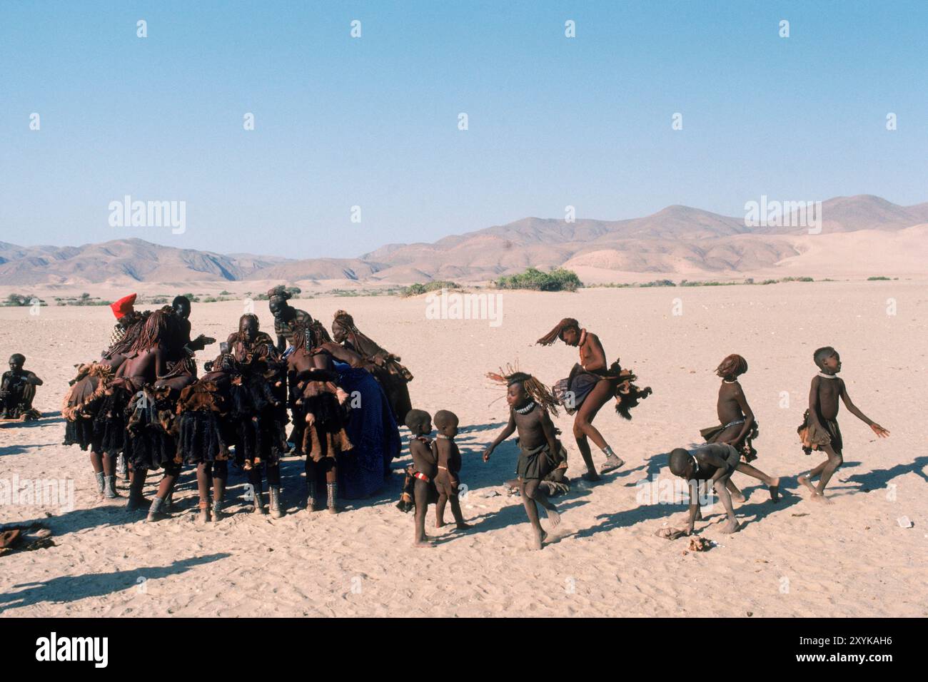 Femme et enfants chantant dans le désert, Namibie. Banque D'Images
