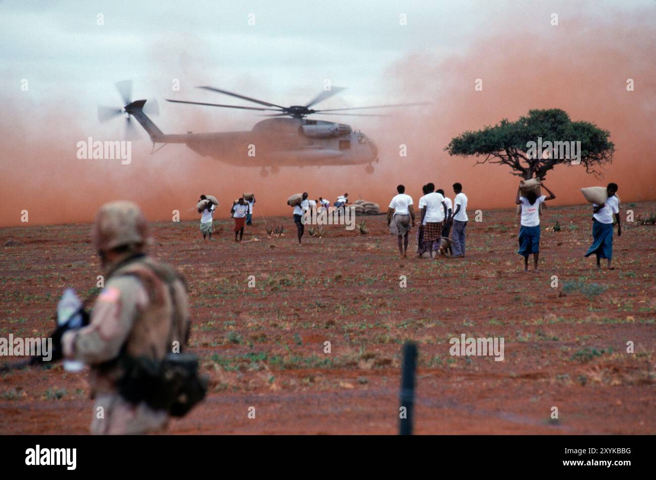 Les vivres sont transportés par hélicoptère vers un site de distribution de vivres, en Somalie. Banque D'Images