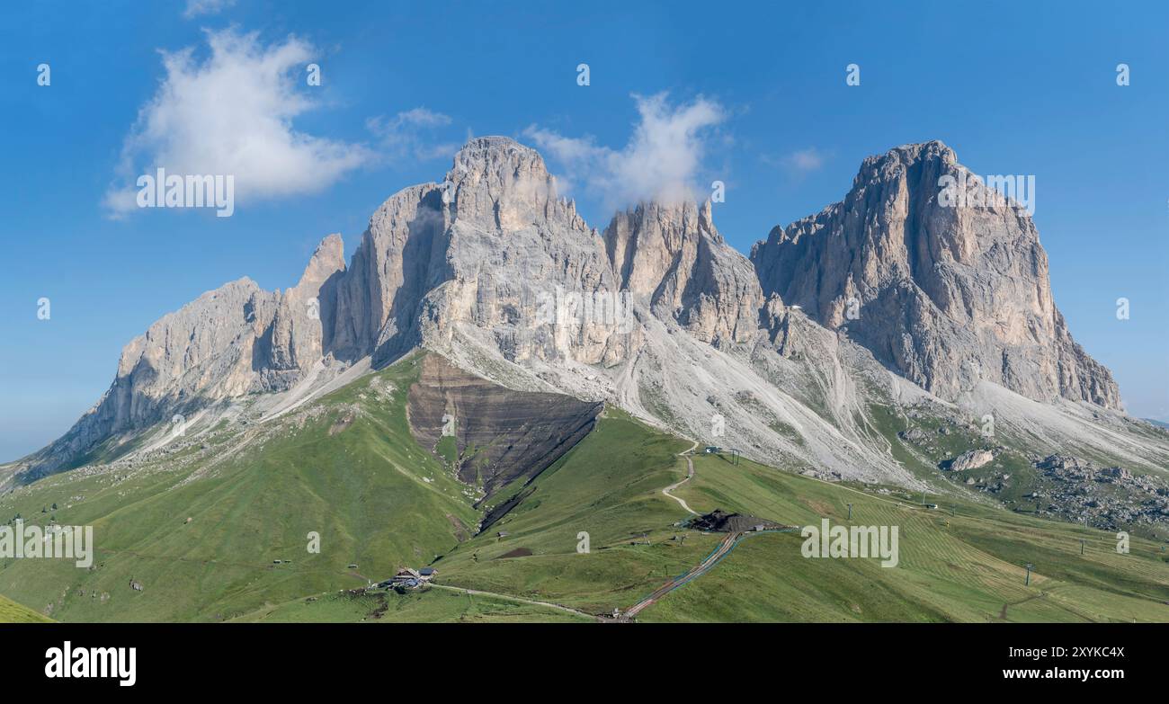 Paysage panoramique avec les falaises abruptes de la chaîne de montagnes Sasso Lungo, tourné de l'est dans la lumière de l'été au Col Rodella, Italie Banque D'Images