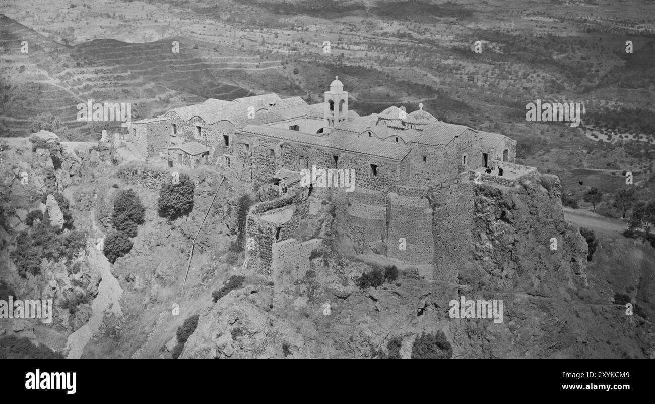 Vieille photo aérienne numérisée en noir et blanc du monastère de Stavrovouni vue d'en haut. 1970 , Chypre Banque D'Images