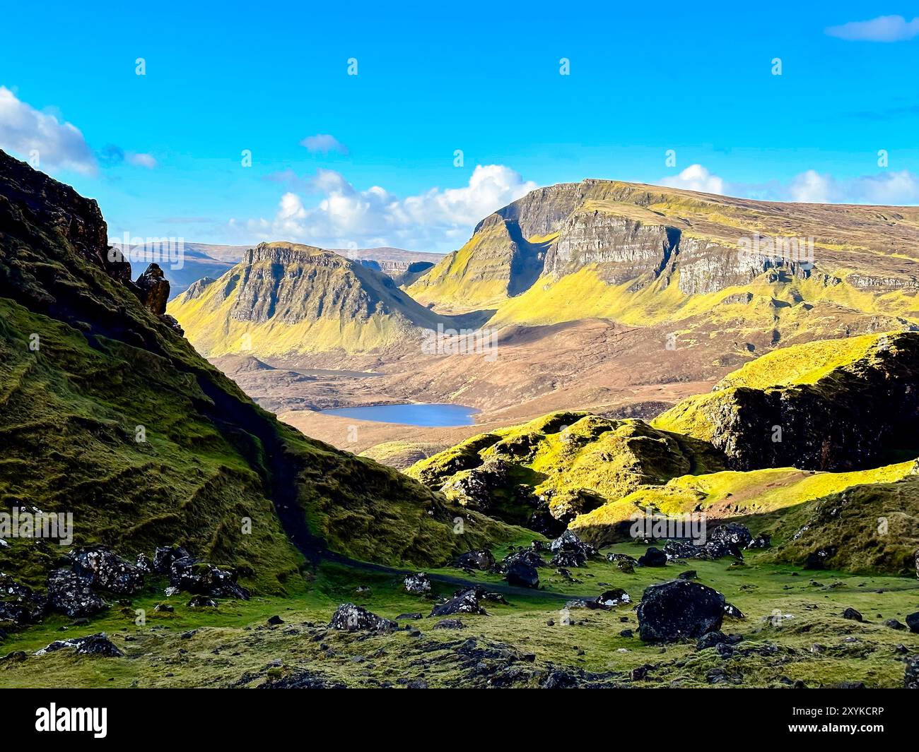 Vue sur Quiraing depuis l'île de Skye Banque D'Images