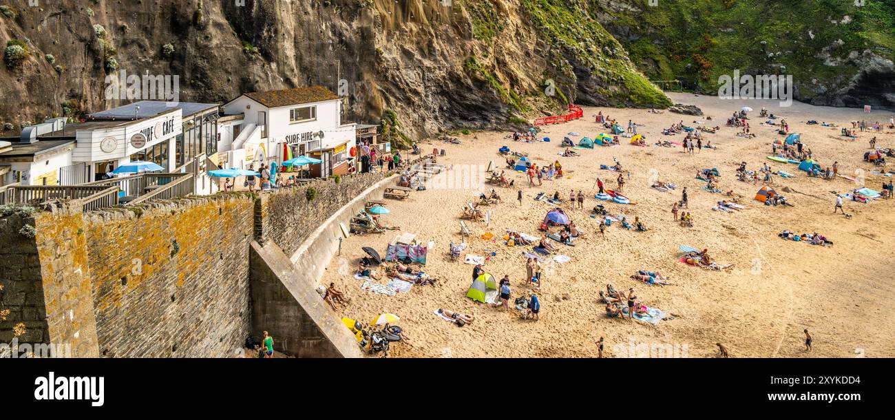 Une image panoramique de vacanciers visiteurs profitant du temps ensoleillé de l'été sur GT Great Western Beach à Newquay en Cornouailles au Royaume-Uni. Banque D'Images