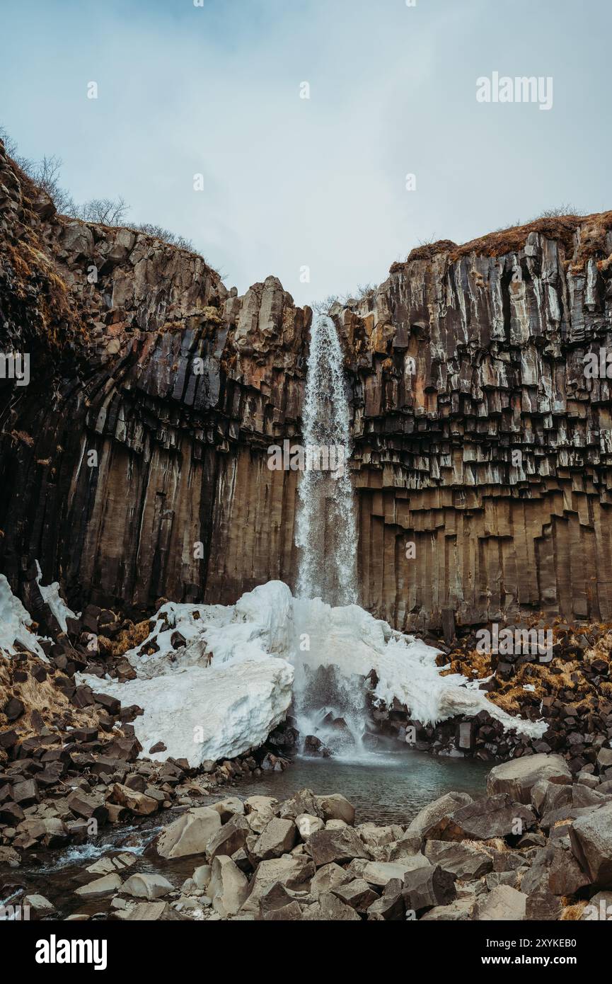 La cascade de Svartifoss tombe en cascade sur des colonnes de basalte sombres en Islande Banque D'Images