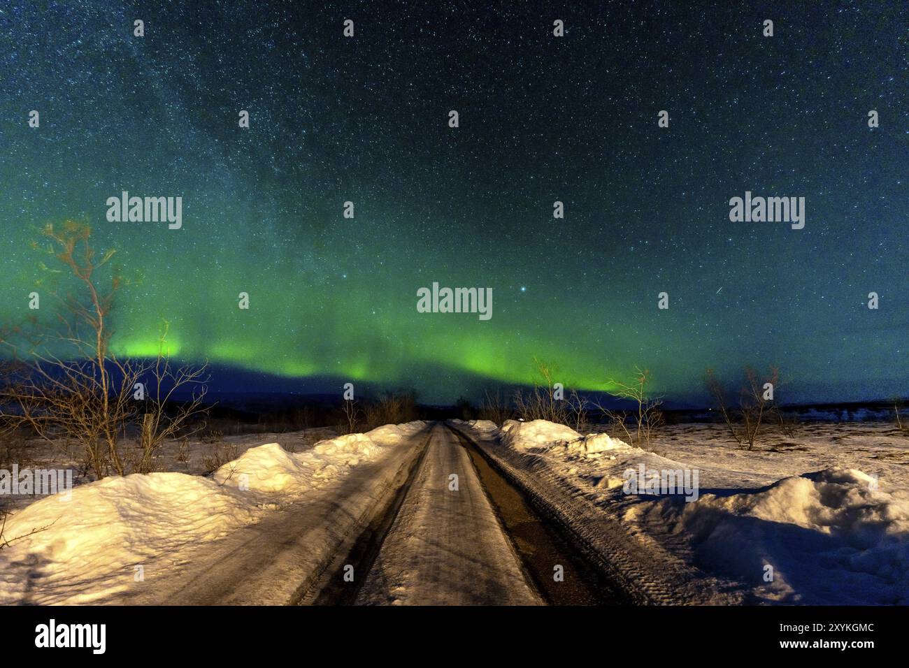 Une belle aurore boréale dans l'hiver islandais froid la nuit sur un sentier enneigé. Concept Aurora Borealis Banque D'Images