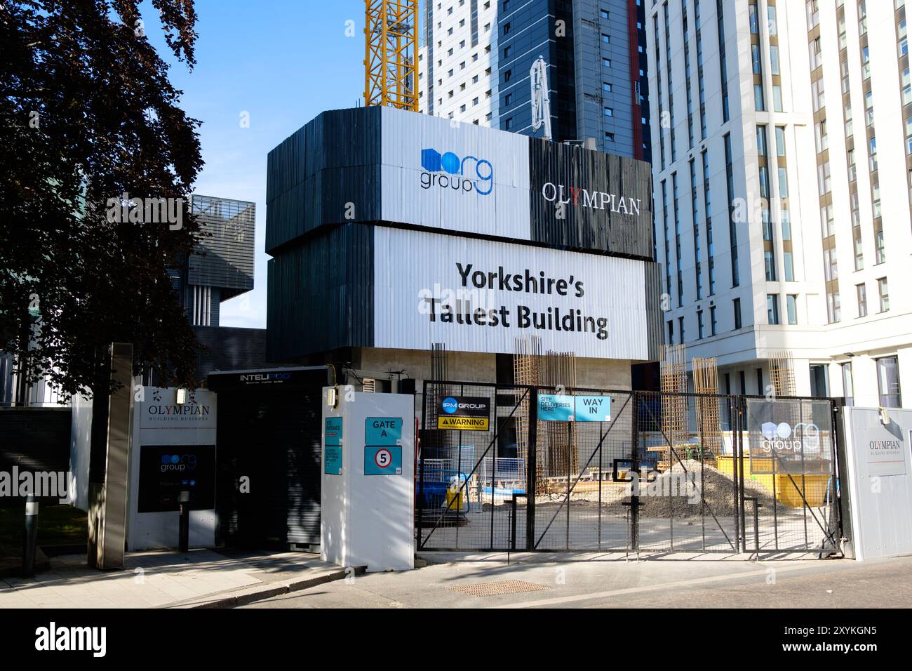 Leeds Angleterre : 2 juin 2024 : site de construction de logements étudiants. Yorkshires signe du plus haut bâtiment. Logement étudiant Olypian Leeds Banque D'Images
