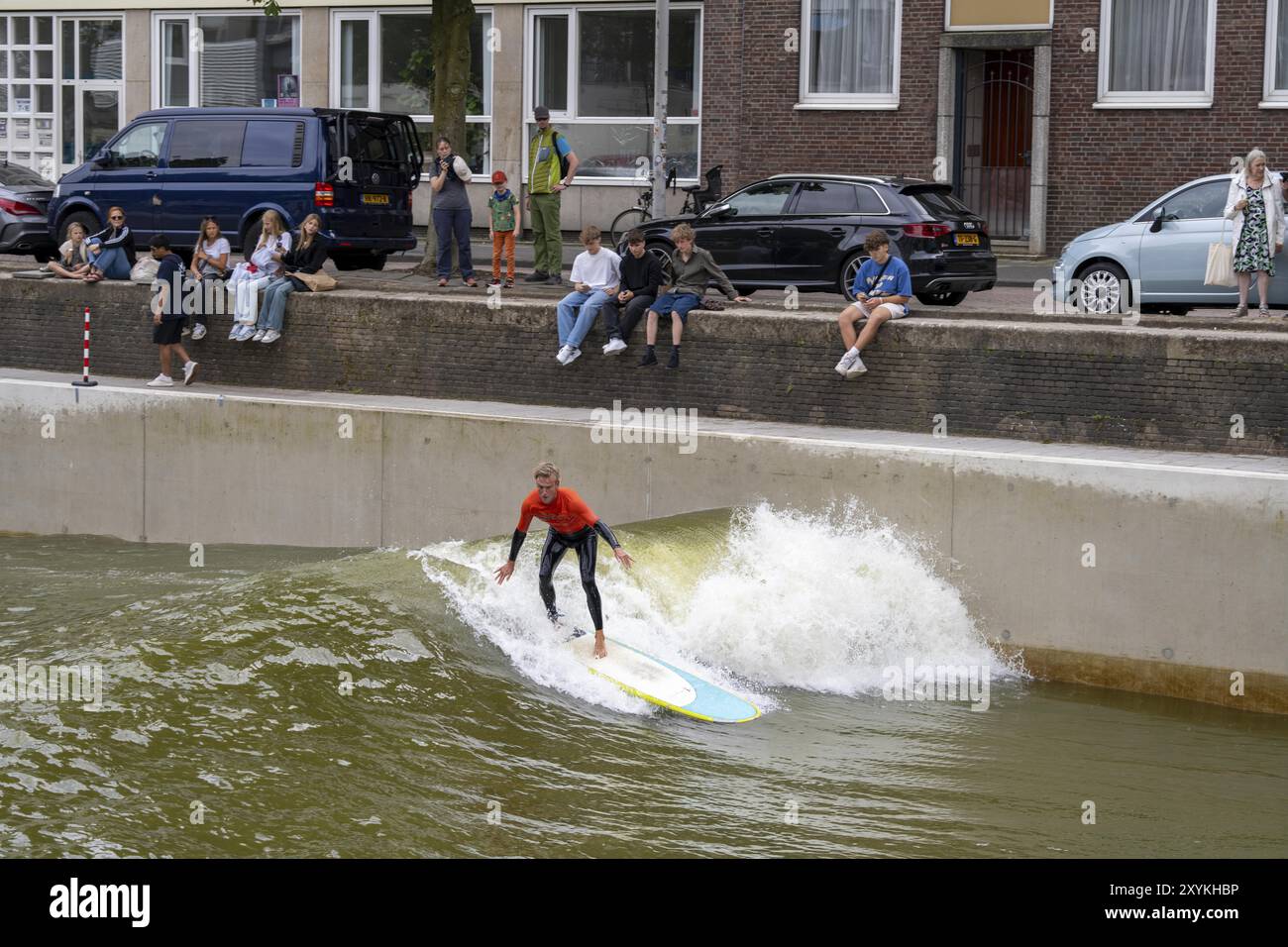 Installation de surf dans le centre-ville de Rotterdam, Rif010, soi-disant la première installation de vagues au monde pour surfeurs dans une ville, dans le Steigersgracht, a 1 Banque D'Images