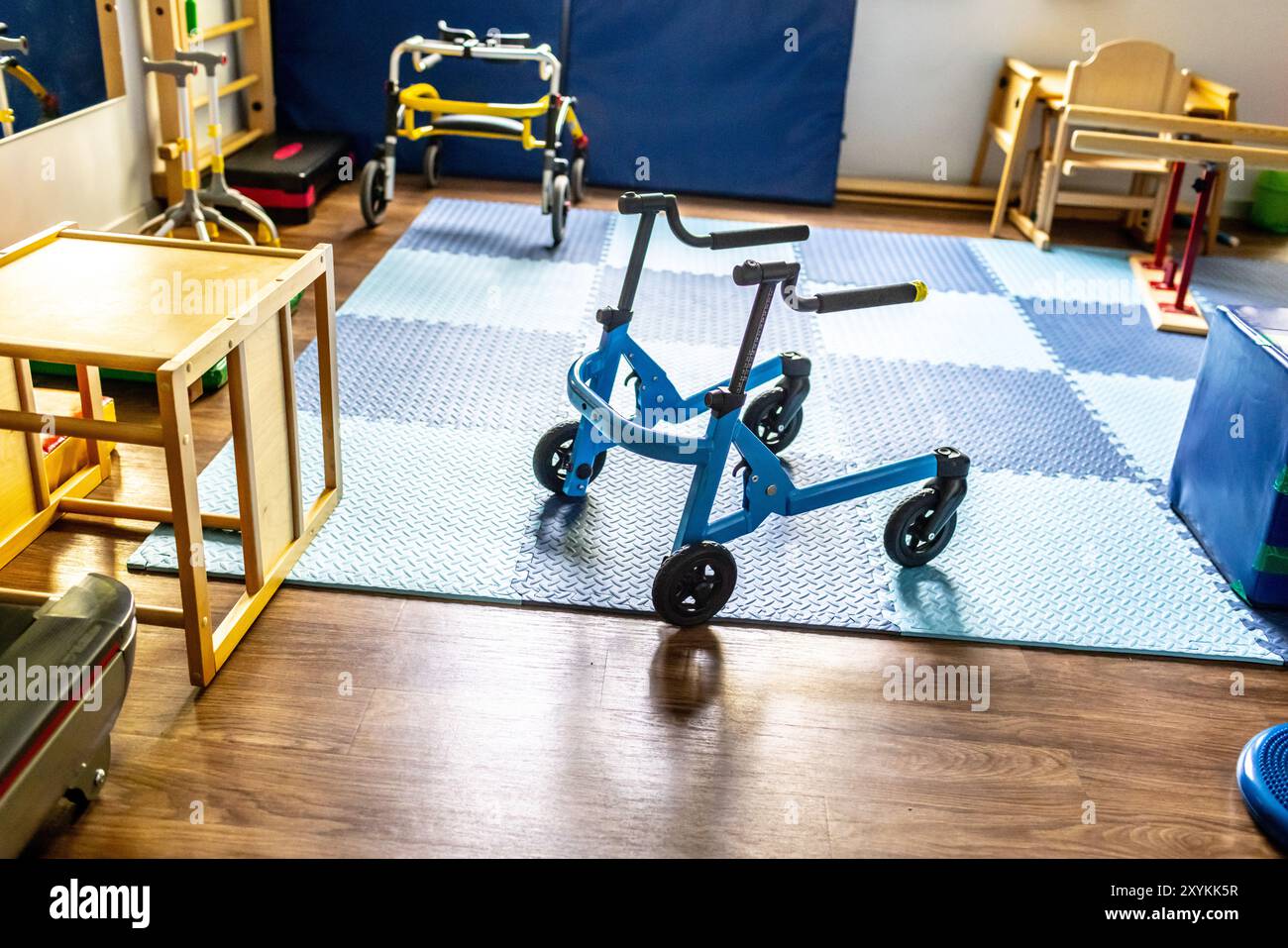 Les enfants participent à des activités de réadaptation physique en utilisant des aides à la mobilité dans un environnement joyeux et favorable conçu pour la thérapie Banque D'Images