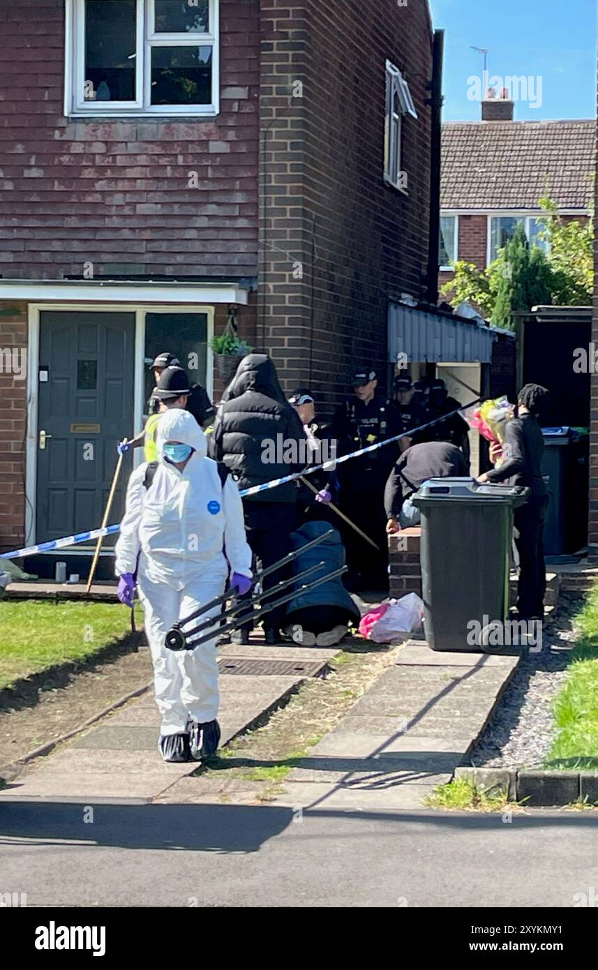 NUMÉRO DE MAISON PIXÉLISÉ PAR LE BUREAU D'IMAGES de la PA policiers sur les lieux à Lovett Avenue, Oldbury après qu'un garçon de 13 ans a été poignardé à mort dans une maison, déclenchant une enquête pour meurtre. Date de la photo : vendredi 30 août 2024. Banque D'Images