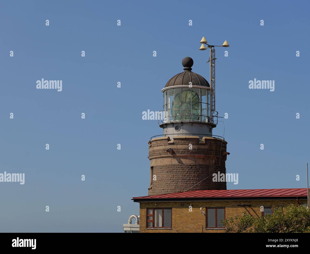 Le phare de Kullaberg en Suède offre une vue imprenable sur la côte suédoise. Un monument historique et une destination de randonnée populaire. Banque D'Images