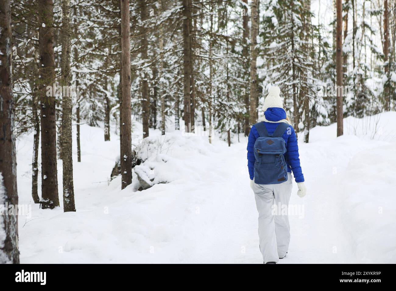 Jolie jeune femme en hiver en plein air, Carélie, Russie, Europe Banque D'Images