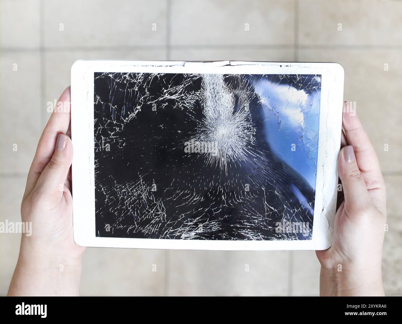 Ordinateur tablette endommagé ou cassé l'écran LCD sur le marbre Banque D'Images