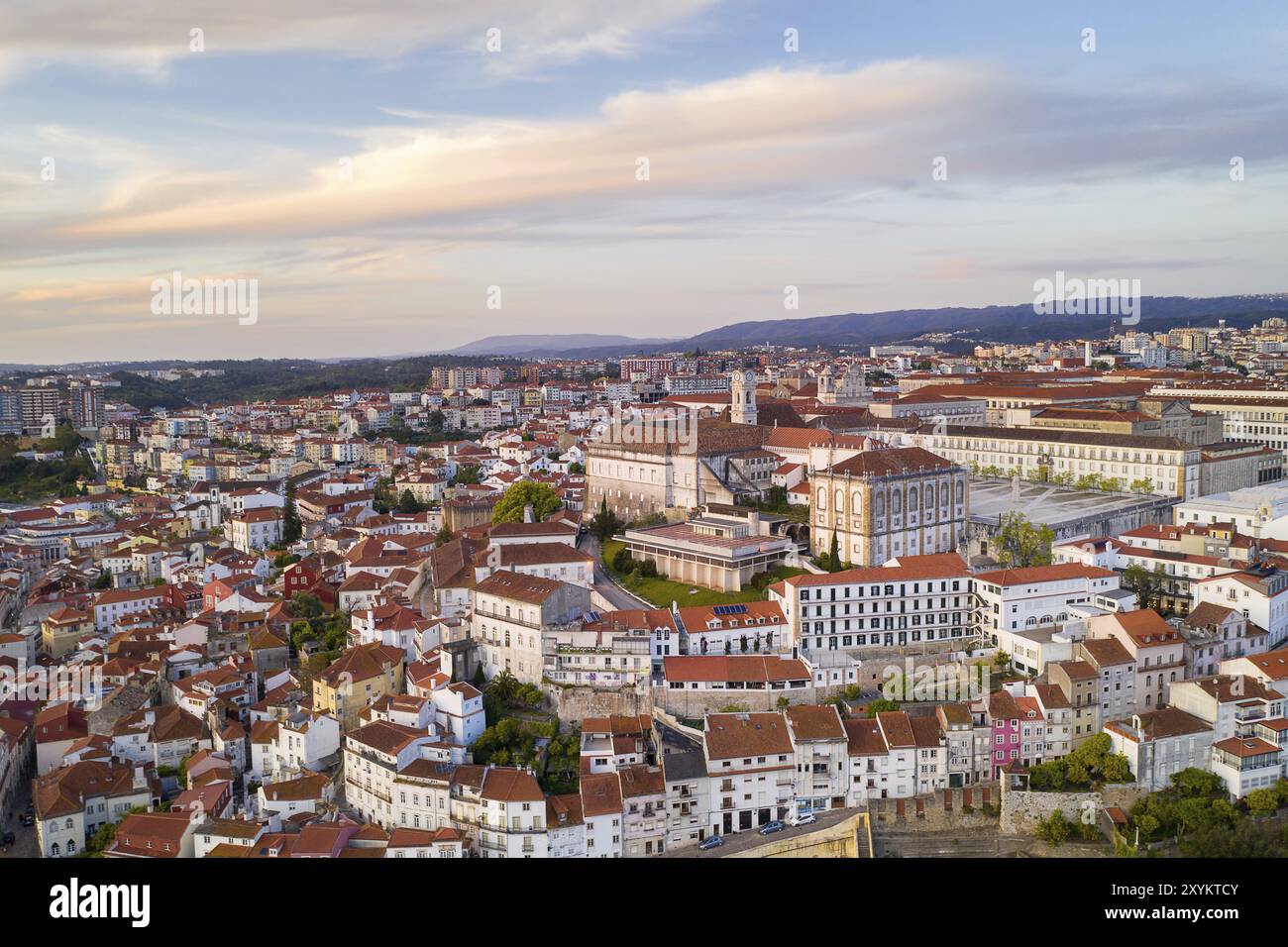 Coimbra drone antenne de beaux bâtiments université au coucher du soleil, au Portugal Banque D'Images