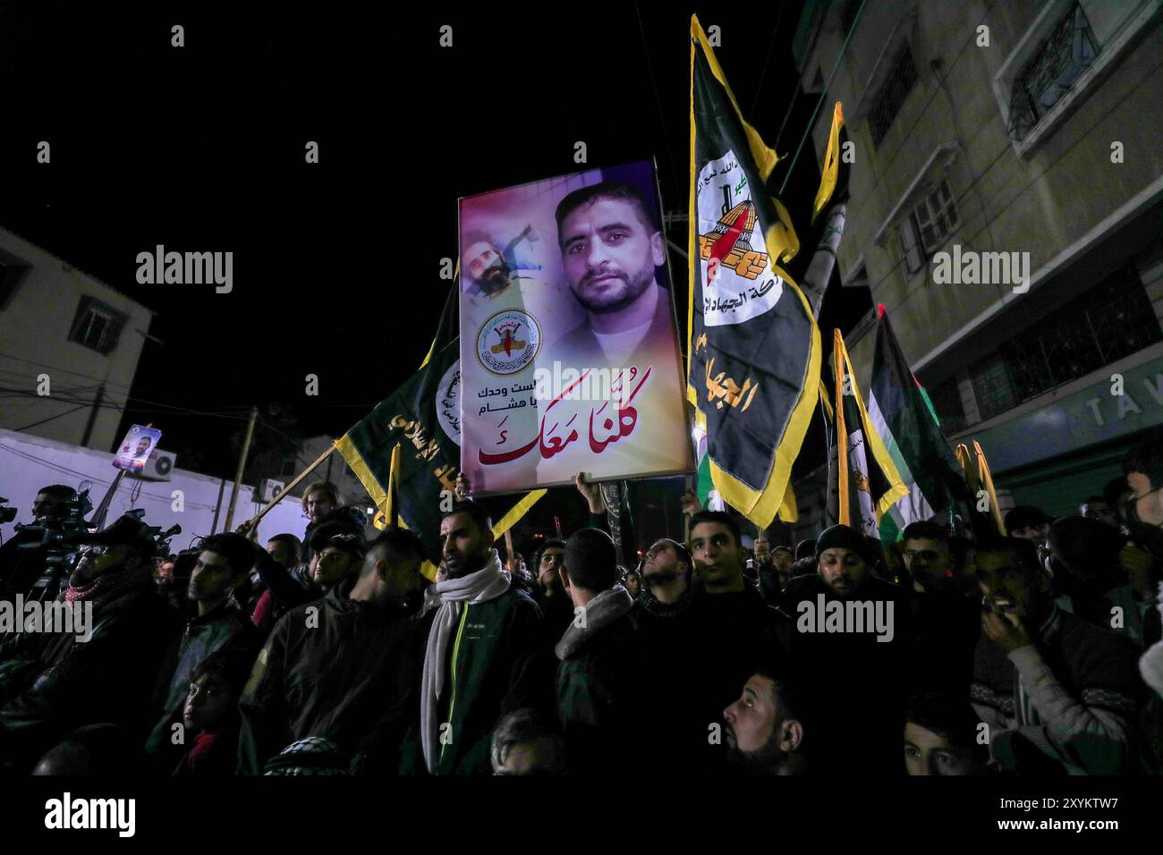 Gaza, Palestine. 04 janvier 2022. Les partisans du mouvement du Jihad islamique palestinien en Palestine organisent une manifestation de solidarité avec le détenu administratif palestinien en grève de la faim Hisham Abu Hawash dans la ville de Gaza. Hisham Abu Hawash est en grève de la faim depuis plus de 140 jours dans les prisons israéliennes pour protester contre sa détention dans le cadre de la politique israélienne de détention administrative, ce qui signifie qu’il n’a pas été accusé d’un crime. Le Comité international de la Croix-Rouge et les groupes carcéraux ont averti que l’état de santé de Hawash se détériore sérieusement et qu’il pourrait faire face à d Banque D'Images