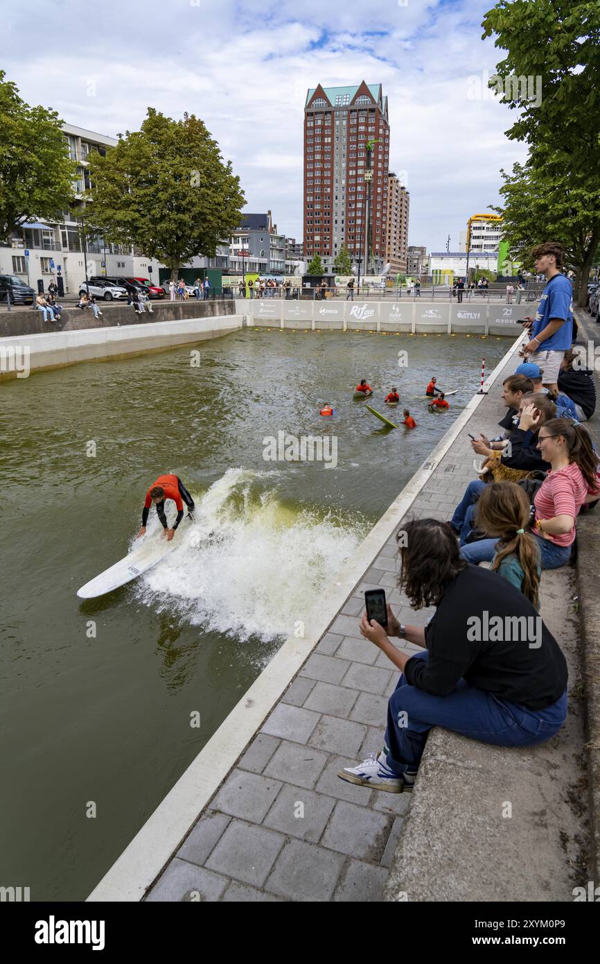 Installation de surf dans le centre-ville de Rotterdam, Rif010, soi-disant la première installation de vagues au monde pour surfeurs dans une ville, dans le Steigersgracht, a 1 Banque D'Images