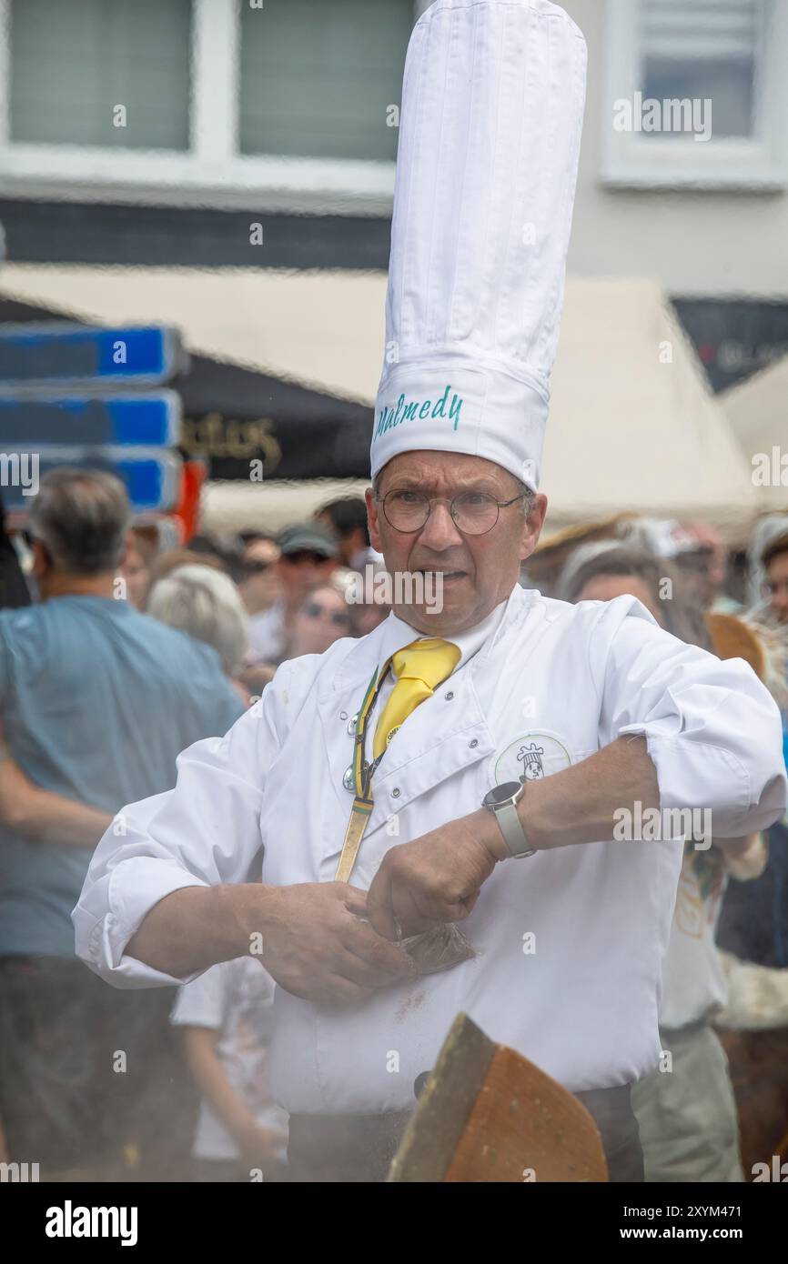 Cuisson d'une omelette d'oeufs de 10,000 par la Confrérie mondiale des Chevaliers de l'omelette géante place de Rome, Malmedy, Eastbelgium, Wallonie, Belgi Banque D'Images