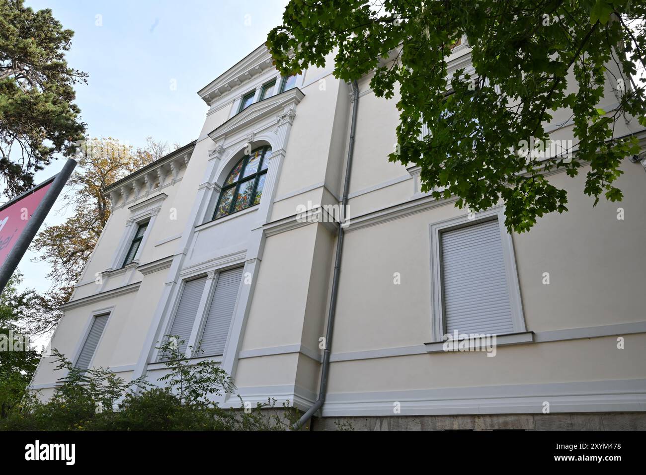 Apolda, Allemagne. 30 août 2024. Le Kunsthaus Apolda Avantgarde. Du 1er septembre au 15 décembre, l'exposition 'le parapluie rouge. Love and Marriage by Carl Spitzweg' sera exposé ici du 1er septembre au 15 décembre. Le spectacle présente près de 80 peintures, aquarelles, dessins et estampes du peintre allemand Carl Spitzweg (1808-1885) des années 1835 à 1880. Crédit : Martin Schutt/dpa/Alamy Live News Banque D'Images