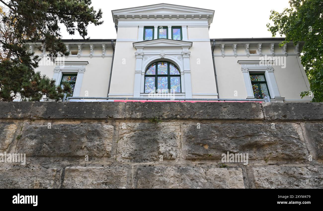 Apolda, Allemagne. 30 août 2024. Le Kunsthaus Apolda Avantgarde. Du 1er septembre au 15 décembre, l'exposition 'le parapluie rouge. Love and Marriage by Carl Spitzweg' sera exposé ici du 1er septembre au 15 décembre. Le spectacle présente près de 80 peintures, aquarelles, dessins et estampes du peintre allemand Carl Spitzweg (1808-1885) des années 1835 à 1880. Crédit : Martin Schutt/dpa/Alamy Live News Banque D'Images
