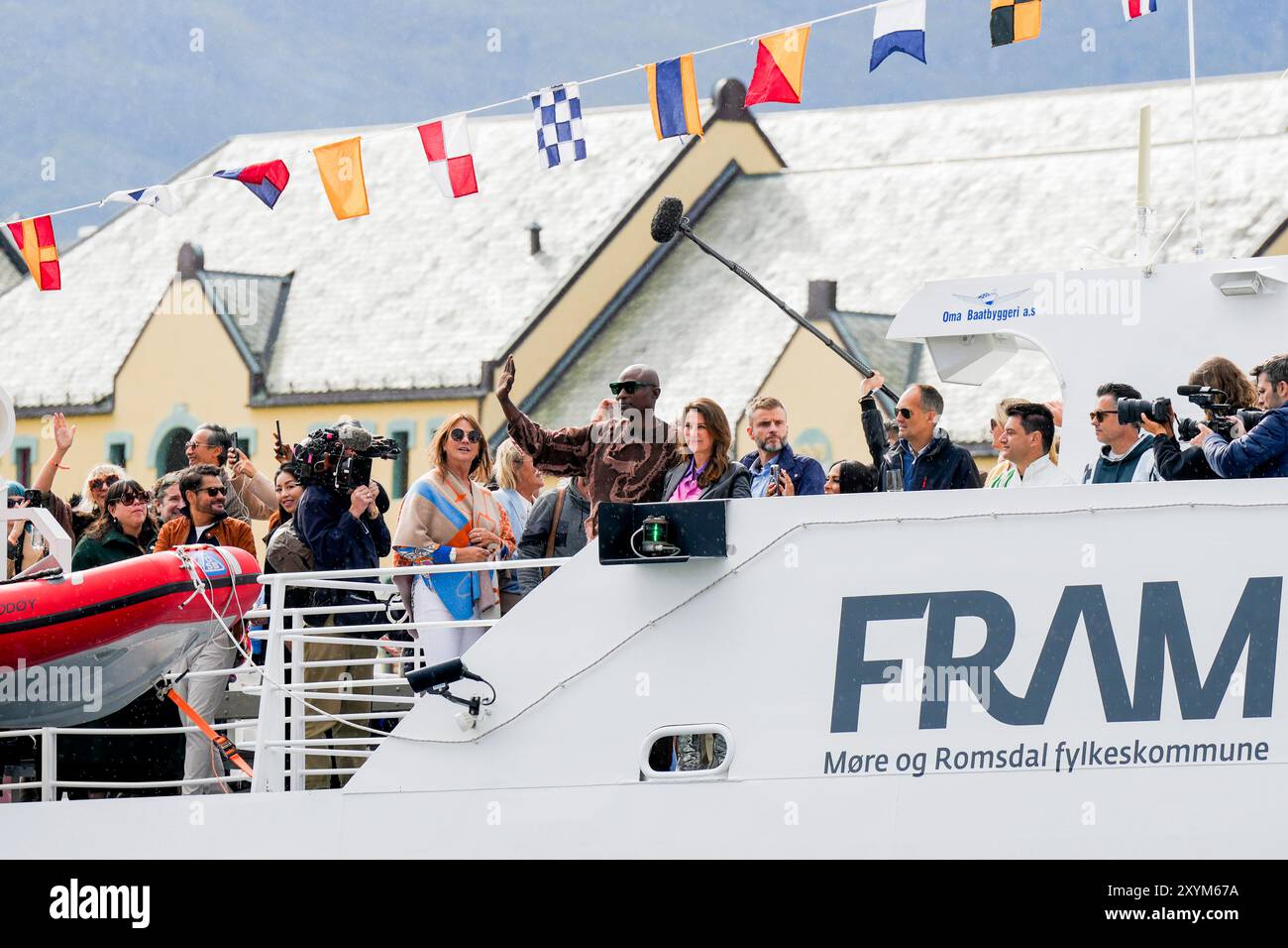Ålesund 20240830. Princesse Märtha Louise et Durek Verrett sur un des bateaux qui les transporteront à la célébration du mariage à Geiranger. Samedi, Märtha Louise et Durek Verrett se marient à l’Hôtel Union de Geiranger. Photo : Heiko Junge / NTB Banque D'Images