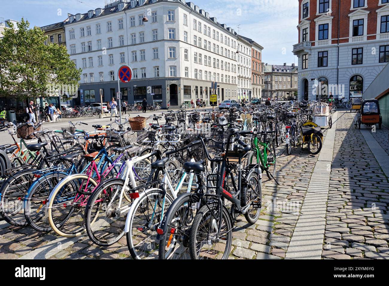 Dans le centre-ville de Copenhague, il y a un grand parking à vélos bien utilisé juste à côté d'une autoroute cyclable Banque D'Images