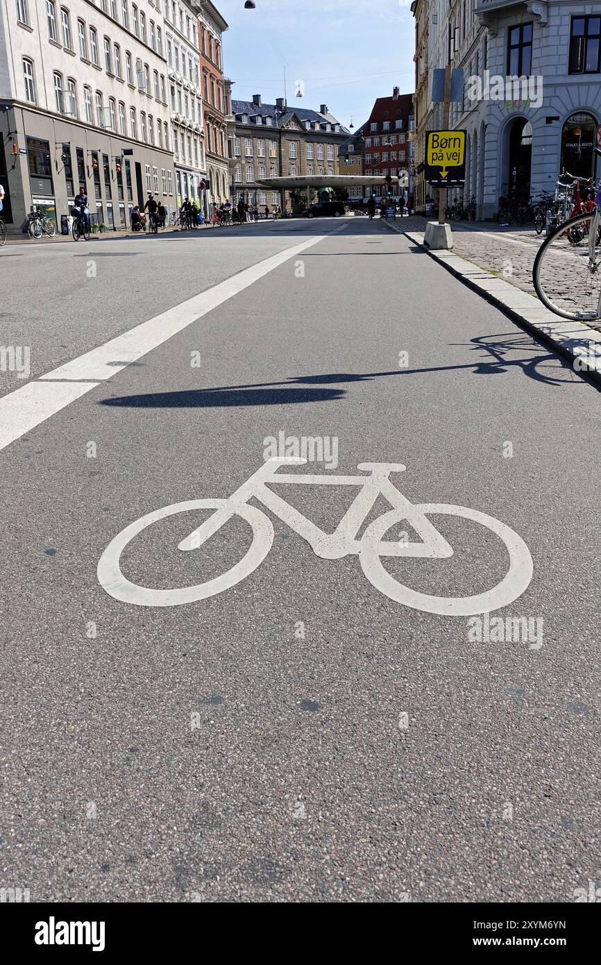 Dans le centre-ville de Copenhague, une très large piste cyclable assure un cyclisme sûr Banque D'Images
