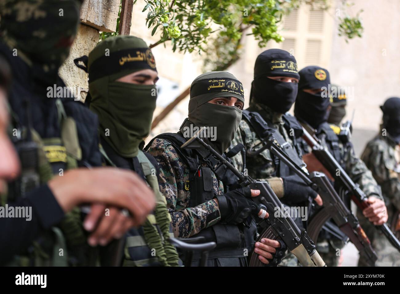 Khan Younis, bande de Gaza, Palestine. 08 avril 2022. Des membres des Brigades Al Qods, la branche armée du Jihad islamique palestinien, assistent à un événement à Khan Younis pour rendre hommage à Raad Hazem, un palestinien de 28 ans tué vendredi par les forces israéliennes. Raad Hazem, de la ville de Djénine en Cisjordanie, aurait ouvert le feu dans un bar de tel Aviv jeudi soir, tuant deux personnes et en blessant plusieurs autres avant d'être abattu vendredi. Jeudi est la dernière attaque d’une récente vague de violence entre Palestiniens et Israéliens. Alors qu’Israël attribue de telles attaques au rejet des Palestiniens Banque D'Images