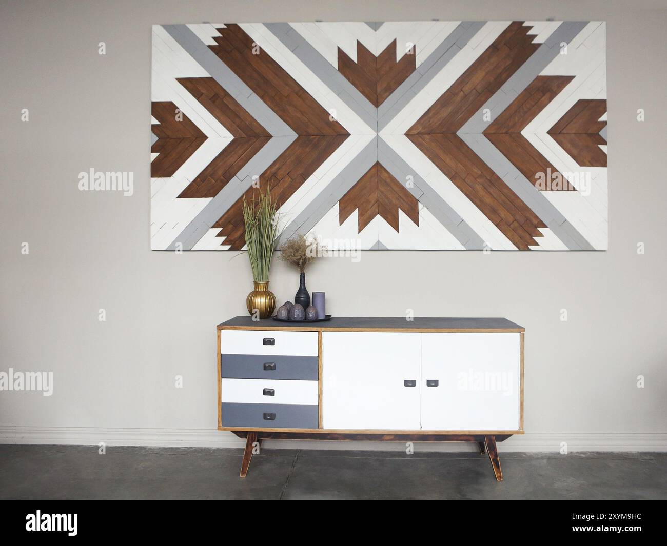 Une partie de la pièce, une commode en bois vintage de vases et de bougies contre les murs clairs. Éléments de design d'intérieur Banque D'Images