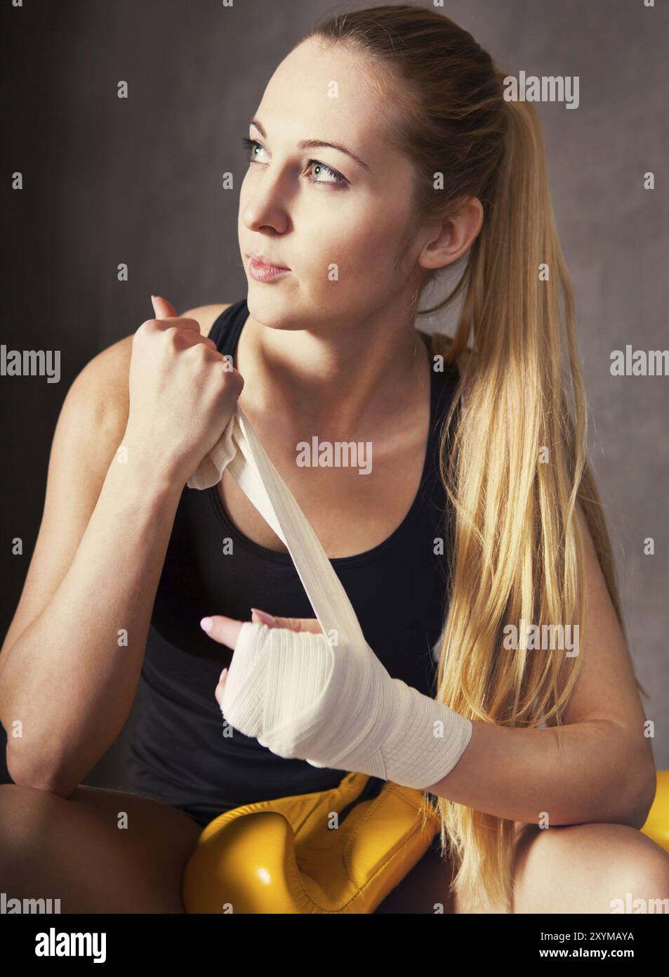 Portrait d'une femme boxer wearing white sangle sur le poignet Banque D'Images