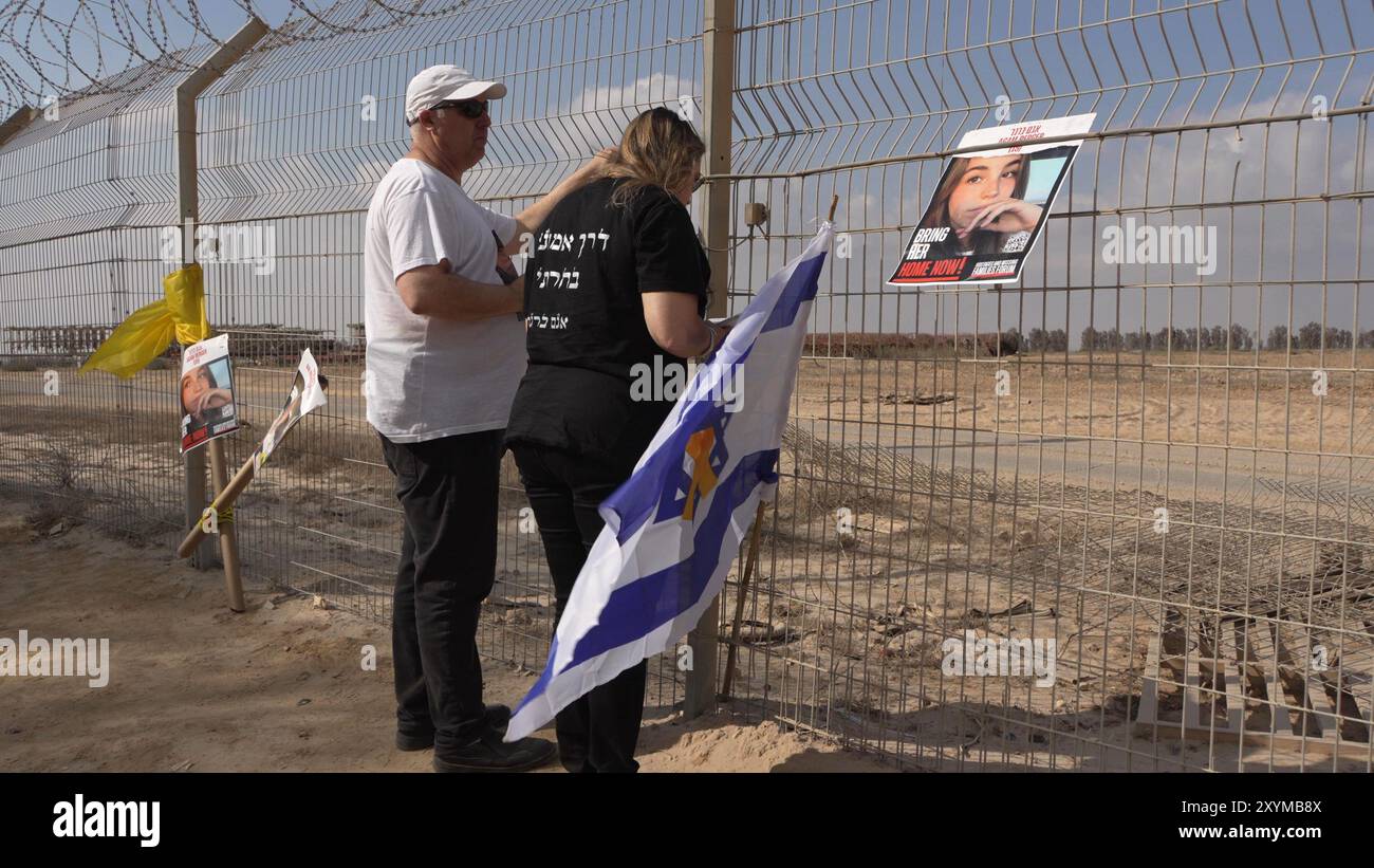 NIRIM, ISRAËL - AOÛT 29 : les parents d'Agam Berger du kibboutz Nir Oz qui est retenu en otage à Gaza prient alors que les membres de la famille utilisent des haut-parleurs géants pour appeler leurs proches captifs près de la frontière avec la bande de Gaza le 29 août 2024 au kibboutz Nirim, Israël. Le Hamas a saisi environ 250 Israéliens et étrangers lors de ses attaques du 7 octobre contre le sud d’Israël, dont 108 sont toujours en captivité. Banque D'Images NIRIM, ISRAËL - AOÛT 29 : les parents d'Agam Berger du kibboutz Nir Oz qui est retenu en otage à Gaza prient alors que les membres de la famille utilisent des haut-parleurs géants pour appeler leurs proches captifs près de la frontière avec la bande de Gaza le 29 août 2024 au kibboutz Nirim, Israël. Le Hamas a saisi environ 250 Israéliens et étrangers lors de ses attaques du 7 octobre contre le sud d’Israël, dont 108 sont toujours en captivité. Banque D'Images