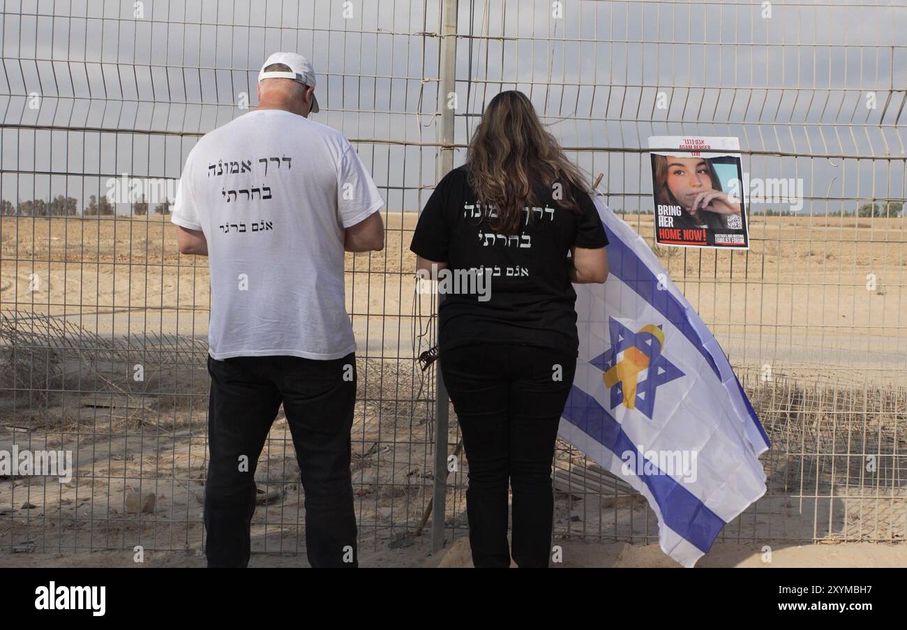 NIRIM, ISRAËL - AOÛT 29 : les parents d'Agam Berger du kibboutz Nir Oz qui est retenu en otage à Gaza prient alors que les membres de la famille utilisent des haut-parleurs géants pour appeler leurs proches captifs près de la frontière avec la bande de Gaza le 29 août 2024 au kibboutz Nirim, Israël. Le Hamas a saisi environ 250 Israéliens et étrangers lors de ses attaques du 7 octobre contre le sud d’Israël, dont 108 sont toujours en captivité. Banque D'Images NIRIM, ISRAËL - AOÛT 29 : les parents d'Agam Berger du kibboutz Nir Oz qui est retenu en otage à Gaza prient alors que les membres de la famille utilisent des haut-parleurs géants pour appeler leurs proches captifs près de la frontière avec la bande de Gaza le 29 août 2024 au kibboutz Nirim, Israël. Le Hamas a saisi environ 250 Israéliens et étrangers lors de ses attaques du 7 octobre contre le sud d’Israël, dont 108 sont toujours en captivité. Banque D'Images