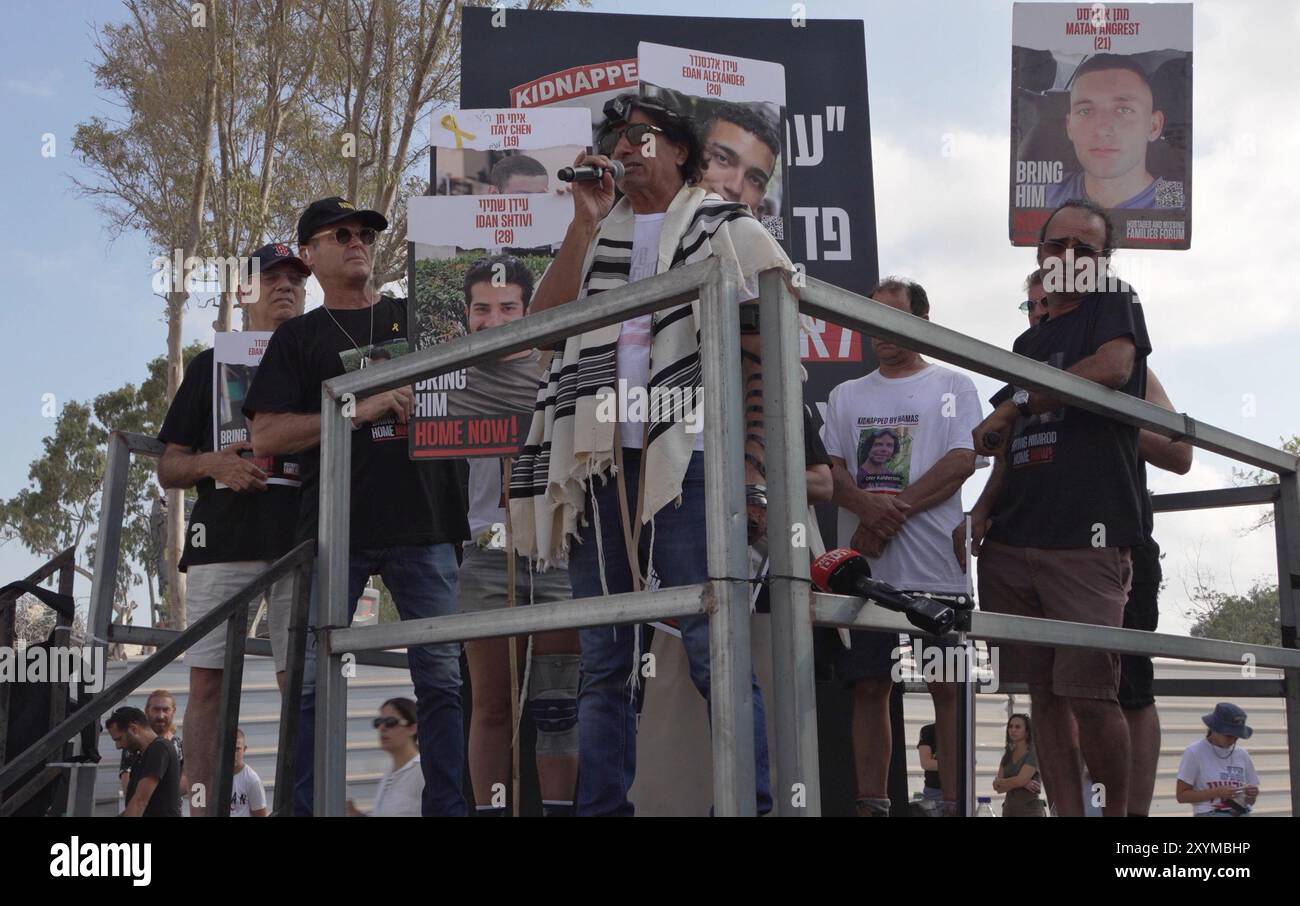 NIRIM, ISRAËL - AOÛT 29 : enveloppé dans un châle de prière juif, le père d'Idan Shtivi, 28 ans, qui est retenu en otage à Gaza, utilise des haut-parleurs géants pour appeler son nom et lui envoyer un massage près de la frontière avec la bande de Gaza le 29 août 2024 au Kibboutz Nirim, en Israël. Le Hamas a saisi environ 250 Israéliens et étrangers lors de ses attaques du 7 octobre contre le sud d’Israël, dont 108 sont toujours en captivité. Banque D'Images NIRIM, ISRAËL - AOÛT 29 : enveloppé dans un châle de prière juif, le père d'Idan Shtivi, 28 ans, qui est retenu en otage à Gaza, utilise des haut-parleurs géants pour appeler son nom et lui envoyer un massage près de la frontière avec la bande de Gaza le 29 août 2024 au Kibboutz Nirim, en Israël. Le Hamas a saisi environ 250 Israéliens et étrangers lors de ses attaques du 7 octobre contre le sud d’Israël, dont 108 sont toujours en captivité. Banque D'Images