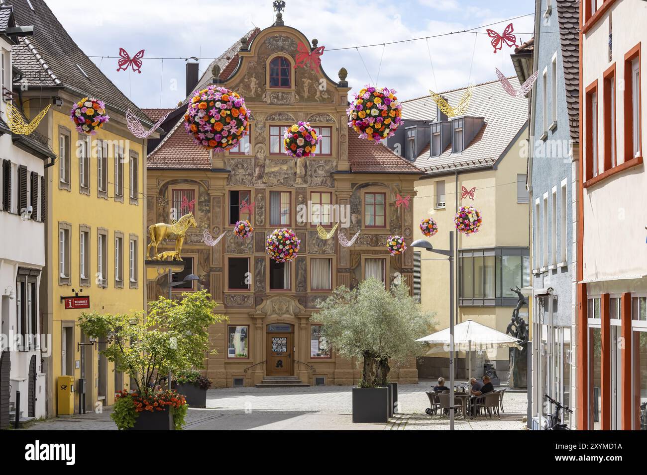 Vue sur la ville d'Ellwangen, maison Zimmerle avec magnifique peinture de façade. Aujourd'hui Adler pharmacie, anciennement post inn. Décorations de fleurs, boules de fleurs Ove Banque D'Images