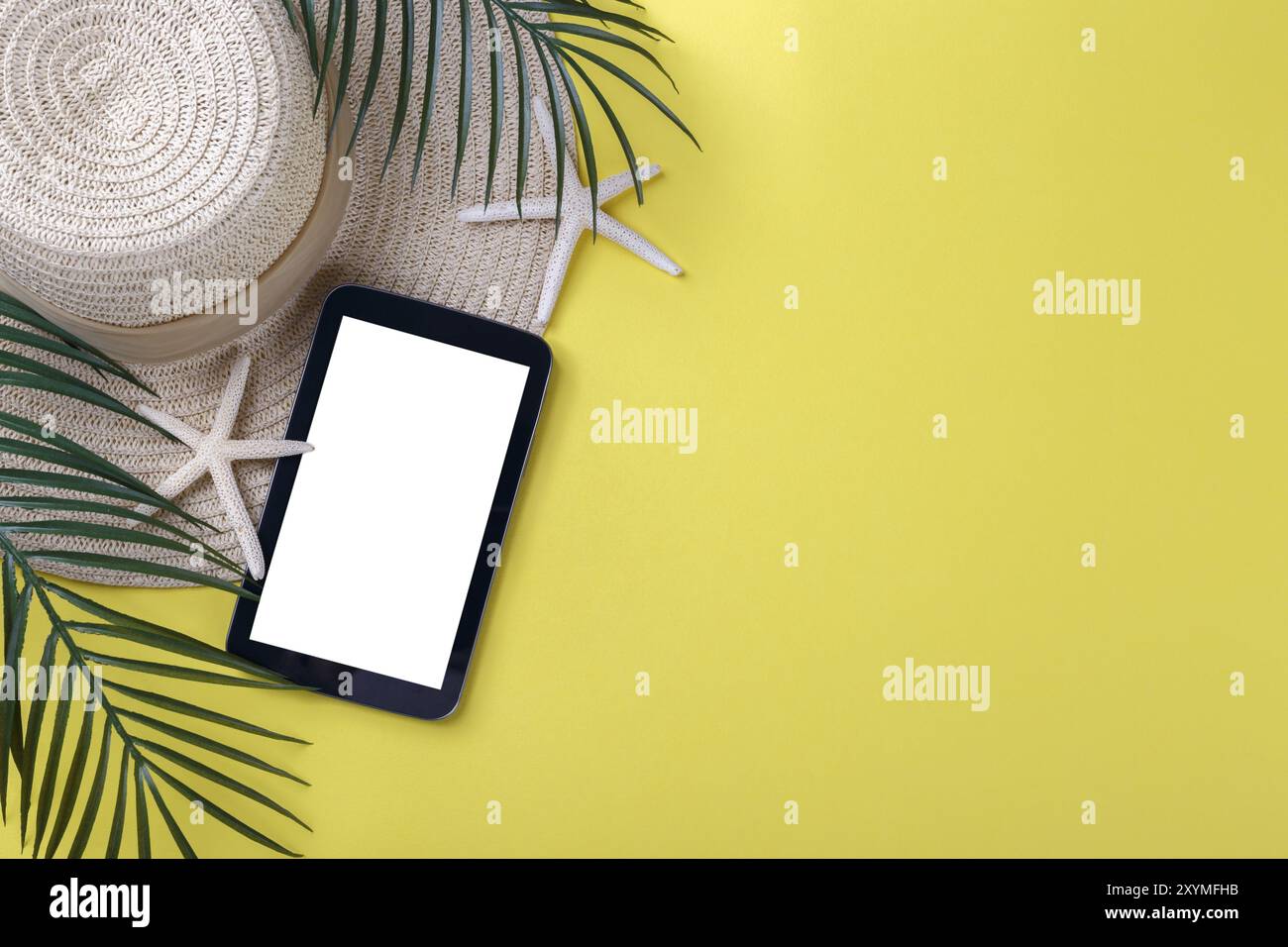 Maquette de concept de vacances d'été, chapeau de soleil, étoile de mer, tablette et espace de copie de branche de palmier Banque D'Images