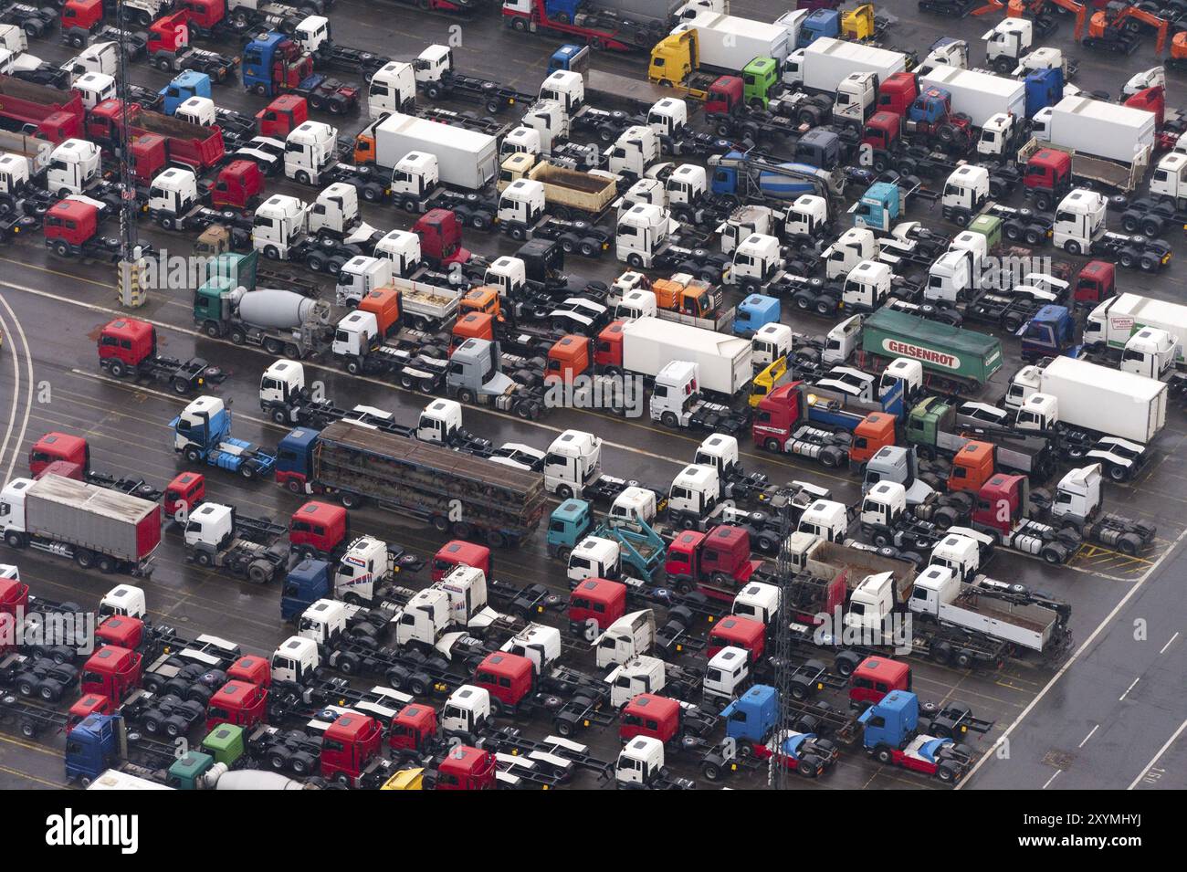 Photo aérienne de camions stationnés. Photo aérienne des camions Banque D'Images