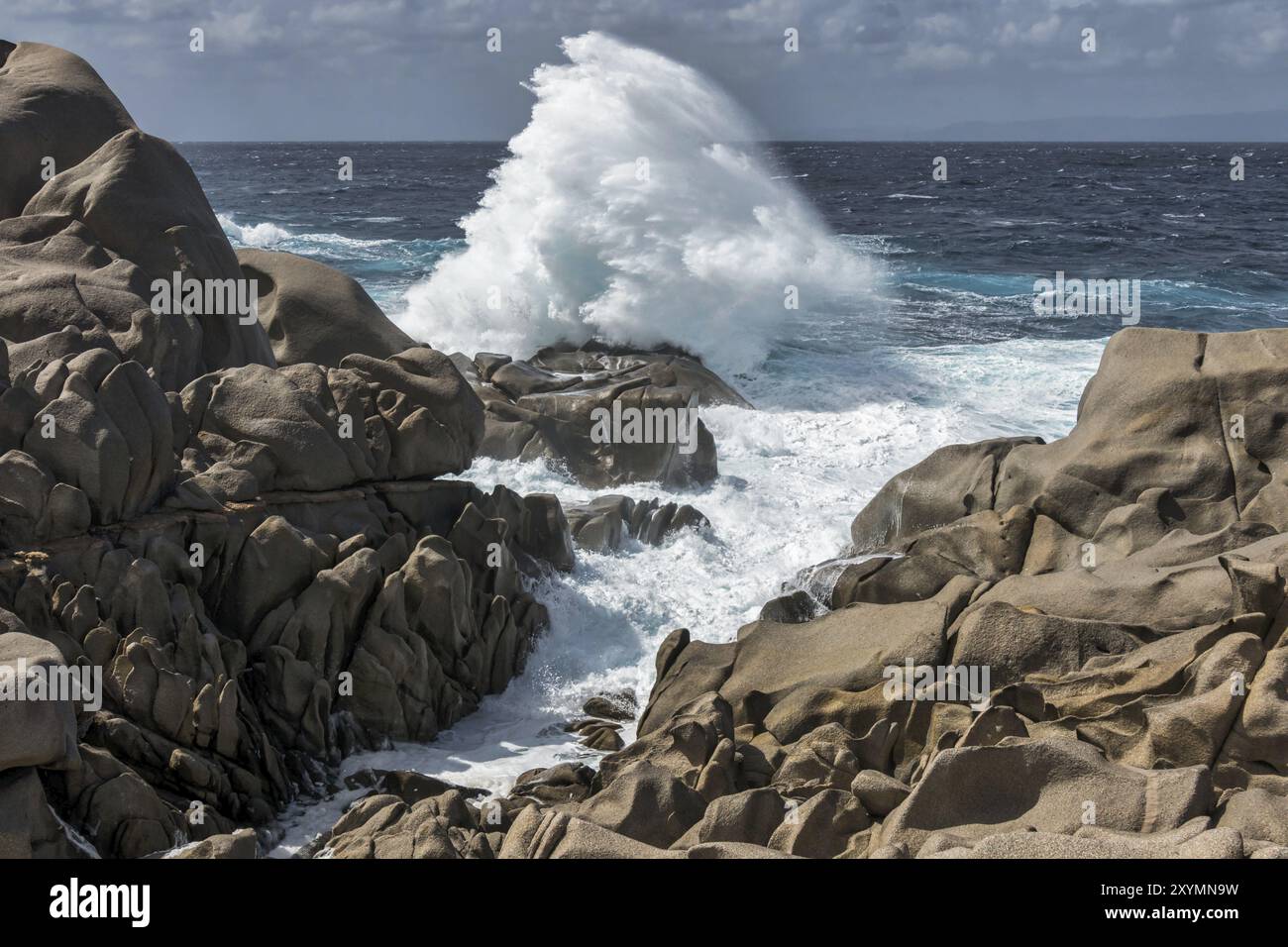 Martèlement des vagues de la côte de Capo Testa Sardaigne Banque D'Images