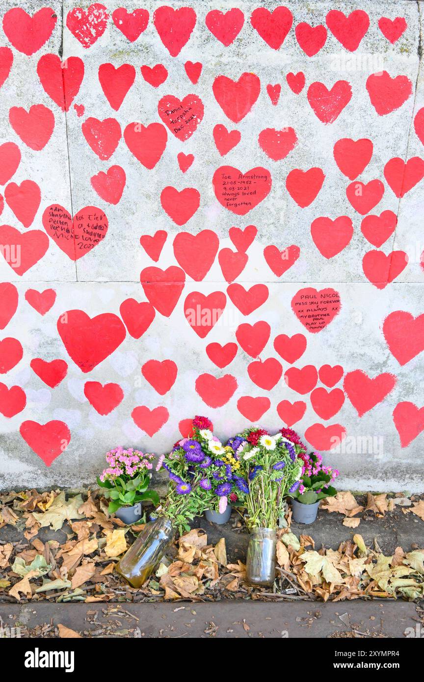 Londres, Royaume-Uni. Fleurs laissées au mur commémoratif national COVID sur la rive sud, commencé en 2021 par des bénévoles pour se souvenir de ceux qui sont morts pendant la Co Banque D'Images