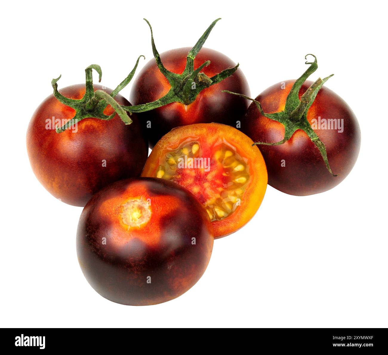 Tomates de vigne fraîches mûres et mûres, à la peau d'umami, isolées sur fond blanc Banque D'Images