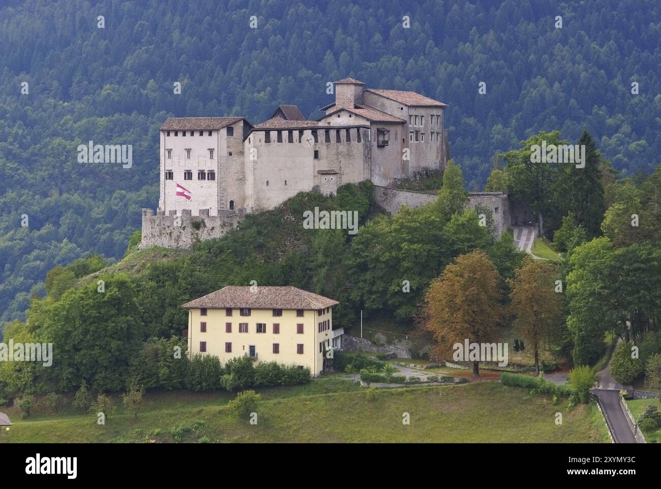 Die Italienische Stadt und Burg Stenico, die Italienische Stadt und Burg Stenico in Norditalien Banque D'Images