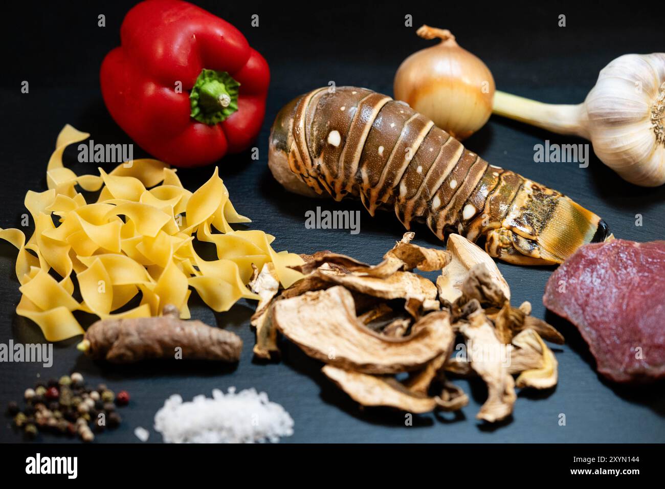 queue de homard, filet de bœuf, champignons séchés, pâtes, paprika, oignon, ail, poivre et sel Banque D'Images