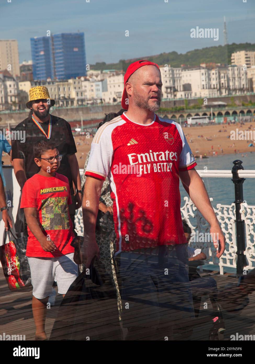 A Brighton, un fan d'Arsenal porte son maillot de club Banque D'Images