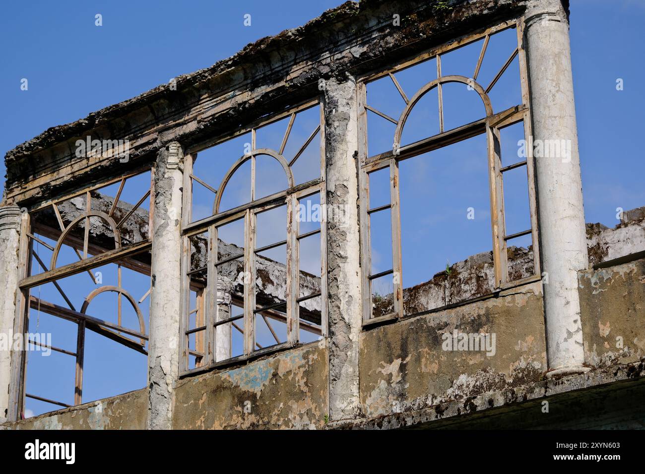 ancien bâtiment abandonné contre ciel bleu Banque D'Images