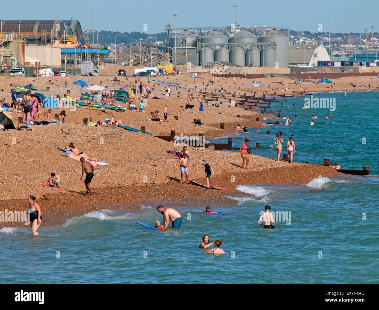 Une journée ensoleillée à la plage de Southwick, près de Brighton Banque D'Images