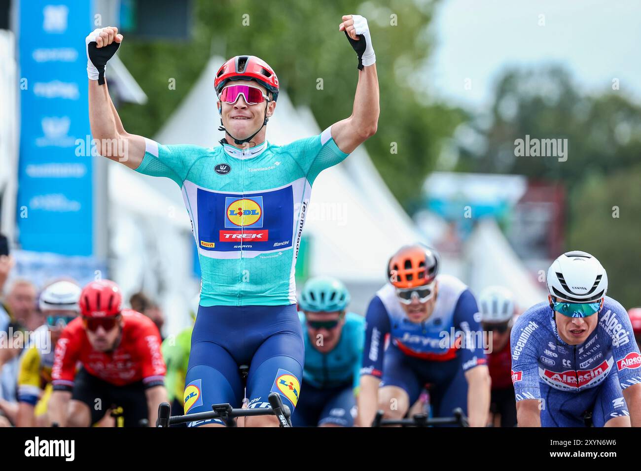 Ardooie, Belgique. 30 août 2024. L'Italien Jonathan Milan de Lidl-Trek célèbre alors qu'il franchit la ligne d'arrivée pour remporter la troisième étape de la course cycliste en plusieurs étapes Renewi Tour, de Blankenberge à Ardooie (185, 5 km) le vendredi 30 août 2024. La course de cinq jours se déroule en Belgique et aux pays-Bas. BELGA PHOTO DAVID PINTENS crédit : Belga News Agency/Alamy Live News Banque D'Images